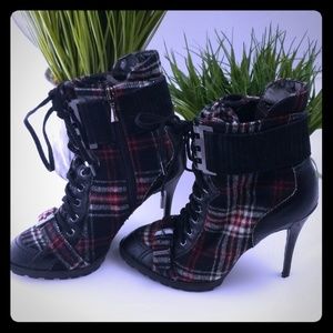Black and red flanel rachel Roy boot/pumps size 9m